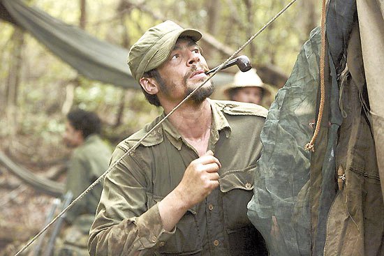 O ator Benicio Del Toro, que vai estrear como diretor de cinema, em cena do filme "Che", de Stevem Soderbergh