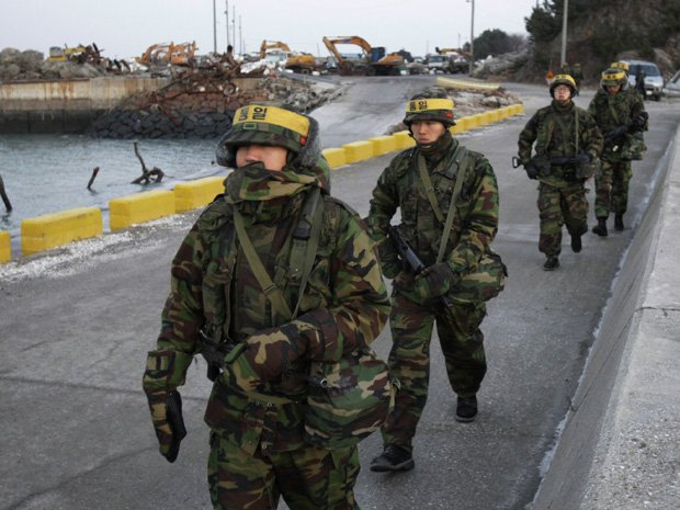 Fuzileiros sul-coreanos patrulham a ilha de Yeonpyeong nesta sexta-feira (17)