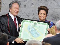 Dilma recebe o diploma de presidente: compromisso