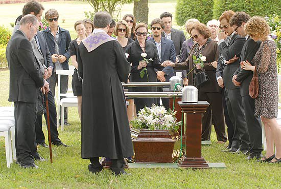 Cena do enterro de Totó (Tony Ramos) em "Passione" rendem maior audiência da novela