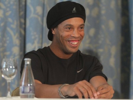Ronaldinho não escapa de cláusulas 'anti-Adriano' no Flamengo