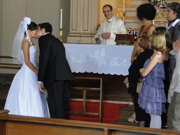 Pedro tasca um beijão na noiva quando o padre os declara marido e mulher