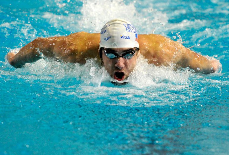 Phelps nada borboleta e fica em último nos 50 m livre
