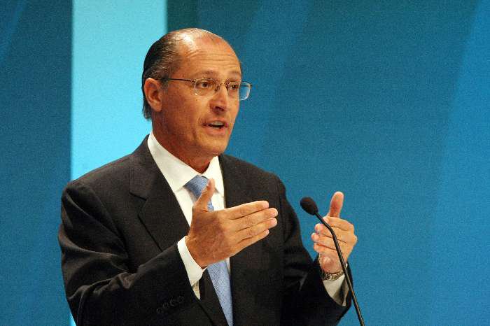 Alckmin diz que espera análise para decidir sobre lei que veta mascarados