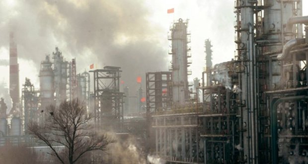 Fumaça ergue-se de refinaria em Fushun, na província chinesa de Liaoning, nesta quarta-feira (19)