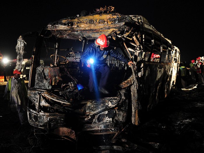Bombeiro sai de carcaça de ônibus onde procurava por mais corpos carbonizados