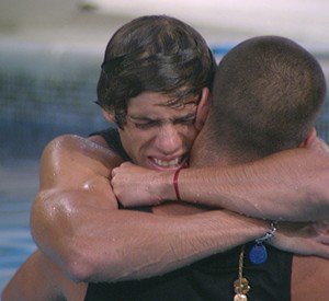Maurício e Diogo se abraçam na piscina
