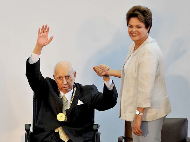 A presidente da República, Dilma Rousseff, entrega medalha da prefeitura de São Paulo ao ex-vice presidente José Alencar