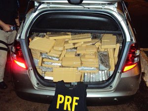 Mais de 500 kg de maconha foram apreendidos em porta-malas de carro