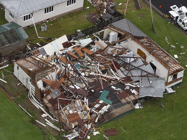 Casa destruída na cidade australiana de Tully após passagem do ciclone Yasi nesta quinta-feira