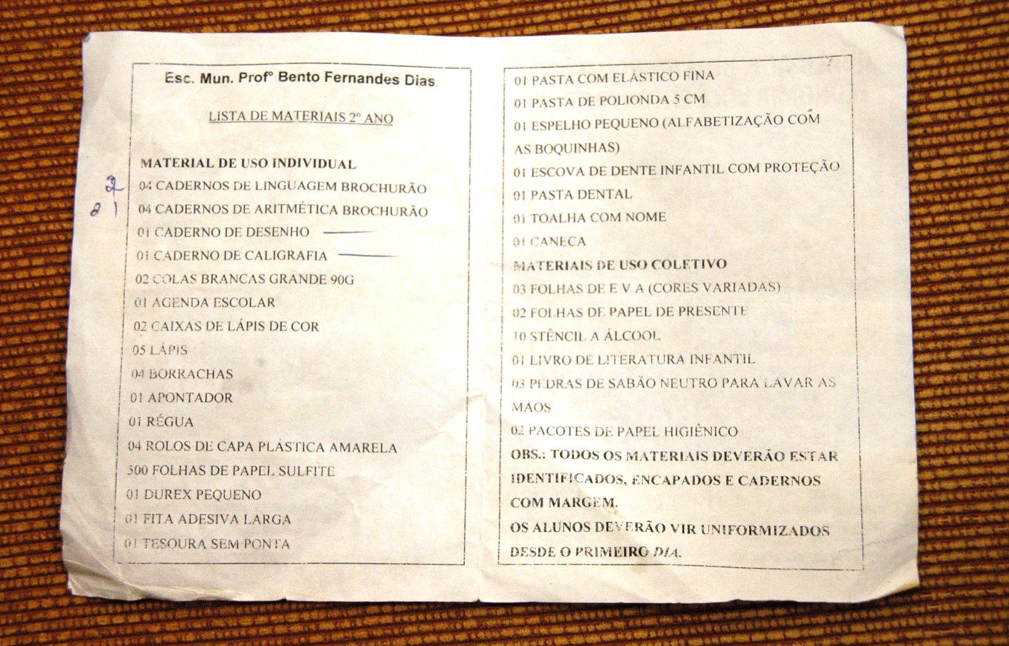 A lista de material que está sendo exigida em uma das escolas de Apucarana; no verso, a propaganda de uma livraria