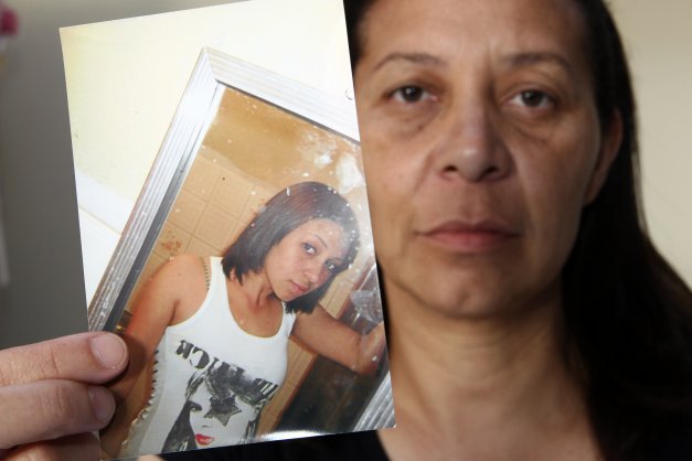 Mãe mostra a foto da filha Taíse Rodrigues Dias, de 16 anos