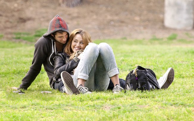 Miley Cyrus e Josh Bowman no Parque Griffith, em Los Angeles, no domingo (06). Os dois assumiram o namoro para os amigos