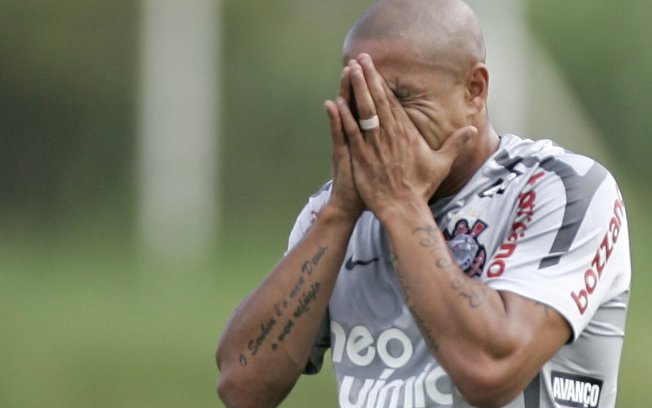 Roberto Carlos ficou fora do jogo contra o Tolima