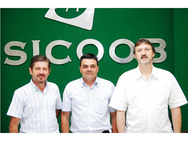 O gerente geral do Sicoob, Furlan; o gerente João Luiz Menott e o gerente administrativo Bergamo vêm para nossa coluna em click de Marcelo Rissato