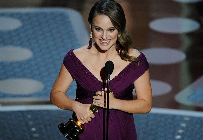Natalie Portman segura a estatueta do Oscar