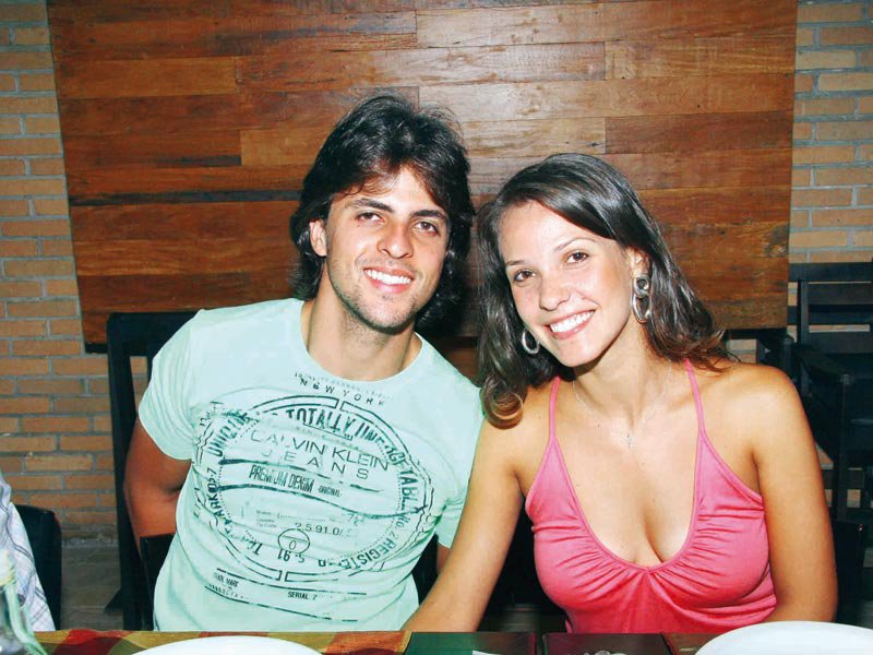 Rodrigo Fernandes de Oliveira e Carolina Zanchin, fotografados em momento descontraído com a família