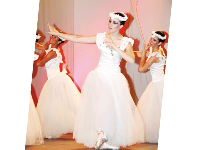 Ana Beatriz Berton em momento inesquecível na formatura  do Ballet Pavlova 2010. Para esse ano, Apucarana contará com a presença de bailarinas do Teatro Guaira nos espetáculos didáticos do Ballet Pavlova. Parabéns pelo lindo trabalho!