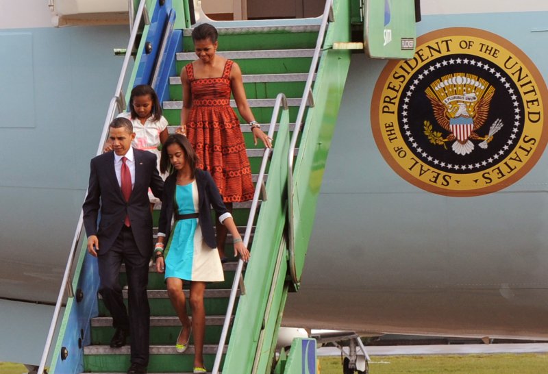 O presidente dos Estados Unidos, Barack Obama, desembarca em Brasília acompanhado da mulher e das duas filhas
