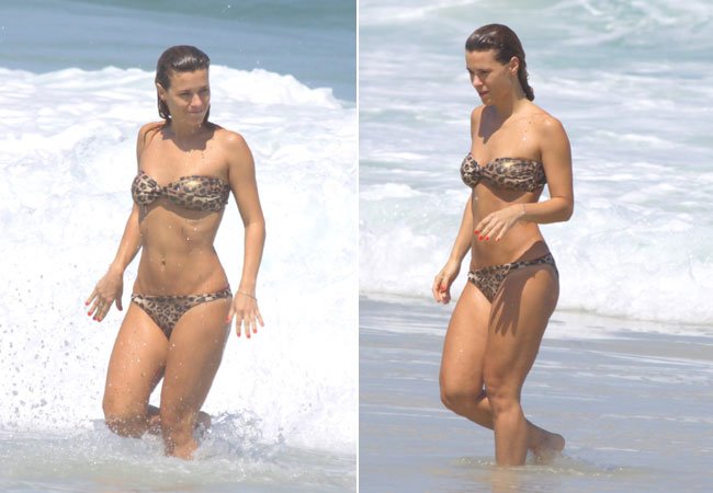 A atriz curtiu sozinha a praia no Rio de Janeiro