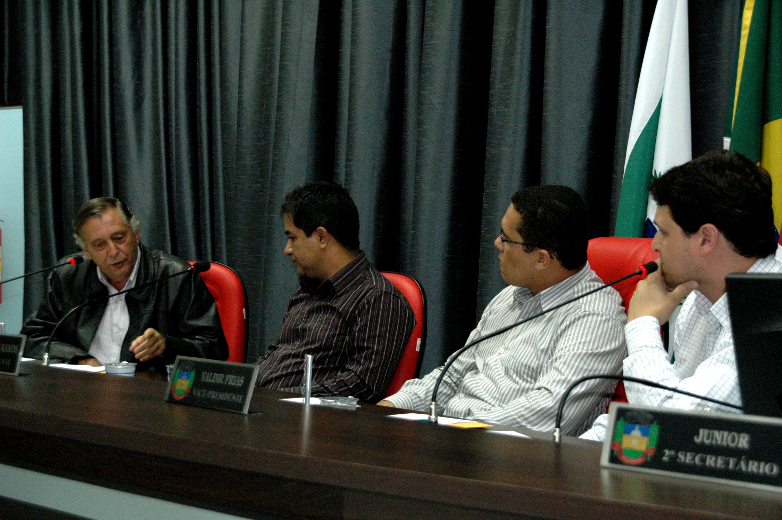 Ex-prefeito Carlos Scarpelini e os vereadores José Airton Araújo (Deco), Marcos Martins e Sebastião Ferreira Martins Júnior, durante depoimento na Câmara
