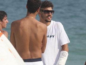 Caio Castro em praia carioca nesta quinta-feira, 14