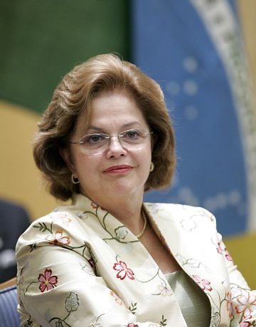 Dilma: Exército é a garantia da segurança pacífica