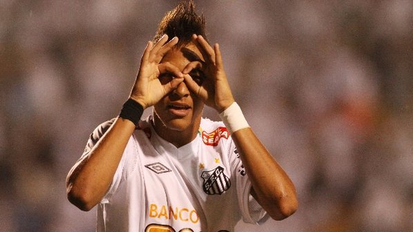 A zaga tricolor saiu jogando errado pelo menos três vezes e abriu a possibilidade de Neymar tentar criar jogadas