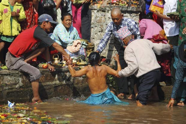 Mulher quase se afoga durante ritual no Nepal