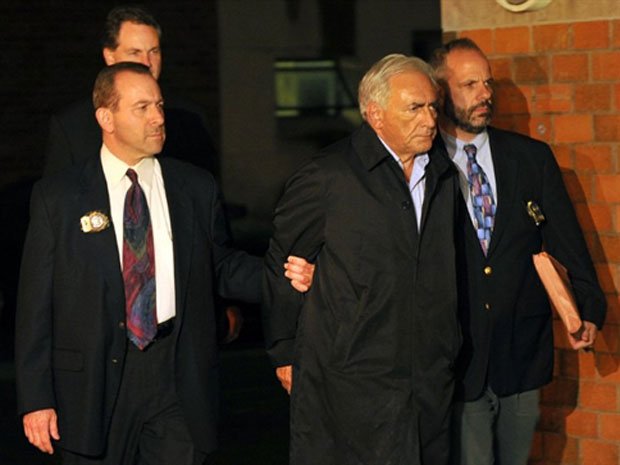 Strauss-Kahn é transferido algemado de delegacia em Nova York