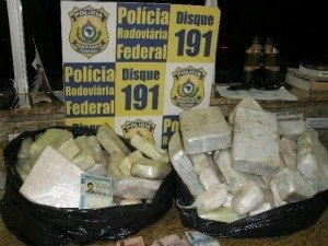 PRF apreende cocaína em fundo falso de carro no interior do Paraná