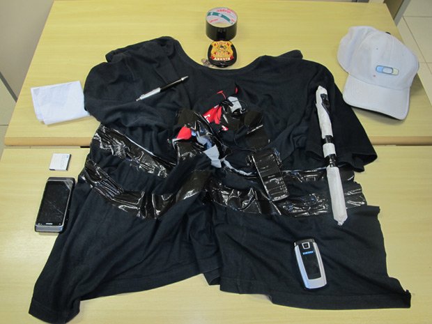 A quadrilha obrigou a tesoureira da agência bancária em SP a vestir essa camiseta com explosivo e um detonador, presos ao seu corpo com fitas adesivas