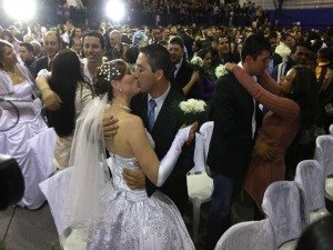 Casamento coletivo reúne 420 casais em Curitiba