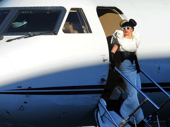 A diva, cujo nome real é Stefani Germanotta, chegou a Sydney em seu avião particular trajando vestido cor creme de Yves Saint Laurent