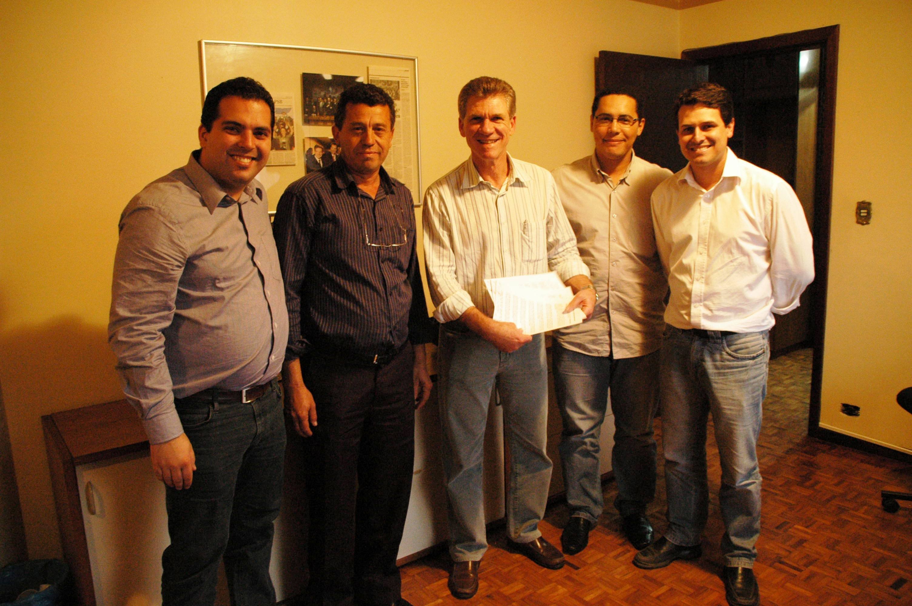 Deputado Sciarra recebe a executiva provisória do PSD em Apucarana, ao lado de Alcides Ramos, Valdir Frias, Marquinhos e Júnior da Femac