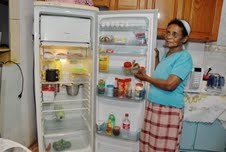 ILDA FERREIRA mostra a geladeira: frutas e verduras estão ausentes na sua dieta