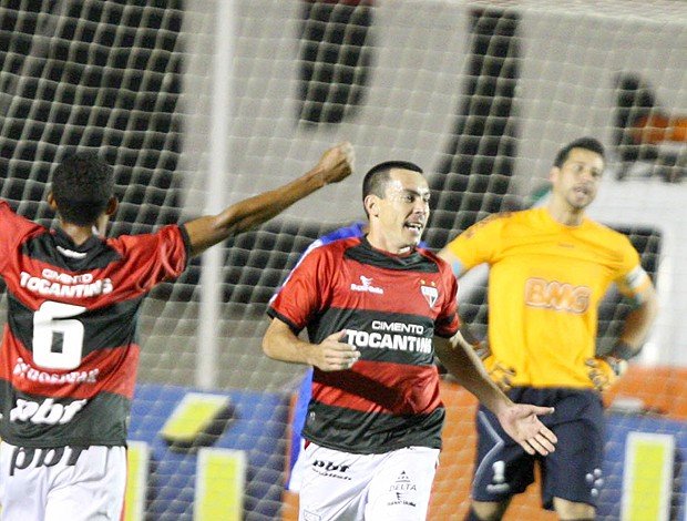 Felipe comemora um de seus dois gols pelo Atlético-GO na vitória sobre o Cruzeiro