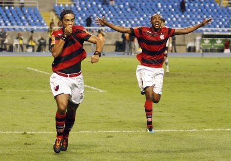 Ronaldinho comemora o gol que marcou, de pênalti, na vitória do Flamengo
