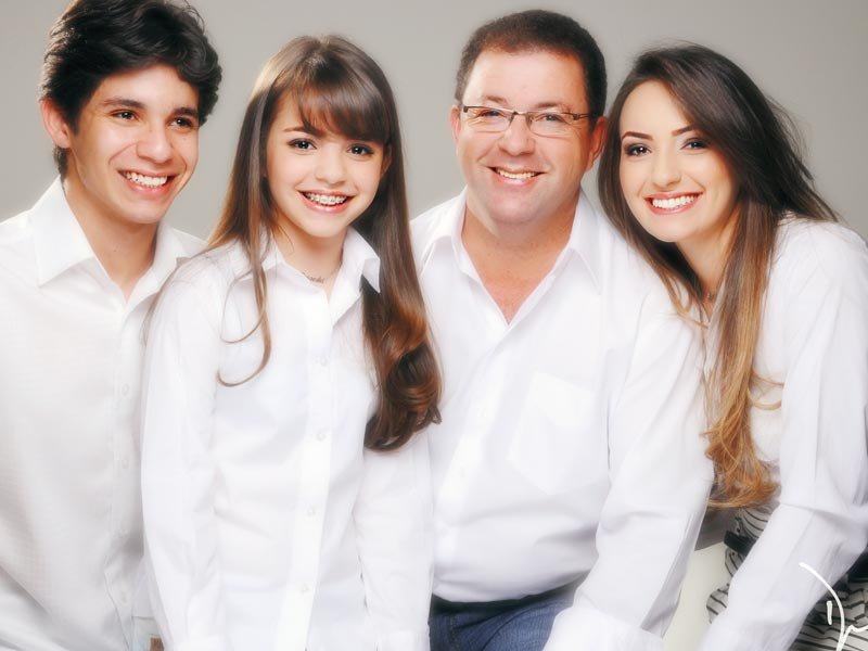 Rubens Henrique, Priscila e Gleyce Hellen da Silva Souza paparicam o pai Rubens Dias de Souza. A família posou para as lentes de Dyck