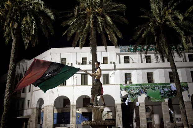 Rebeldes entram em conflito com tanques perto do quartel de Kadhafi