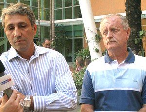Médico Campello e dirigente do Vsco, Manoel Moutinho, divulgaram boletim sobre o quadro de saúde do treinador