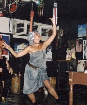 Rose fazendo uma intervenção coreográfica "em cima de Blade Runner". A gaúcha é bailarina desde criança.