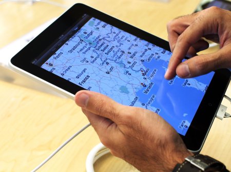 Usuário mexe em sistema de mapas no iPad, da Apple; chefe do Google "deixou escapar" que também quer algo semelhante