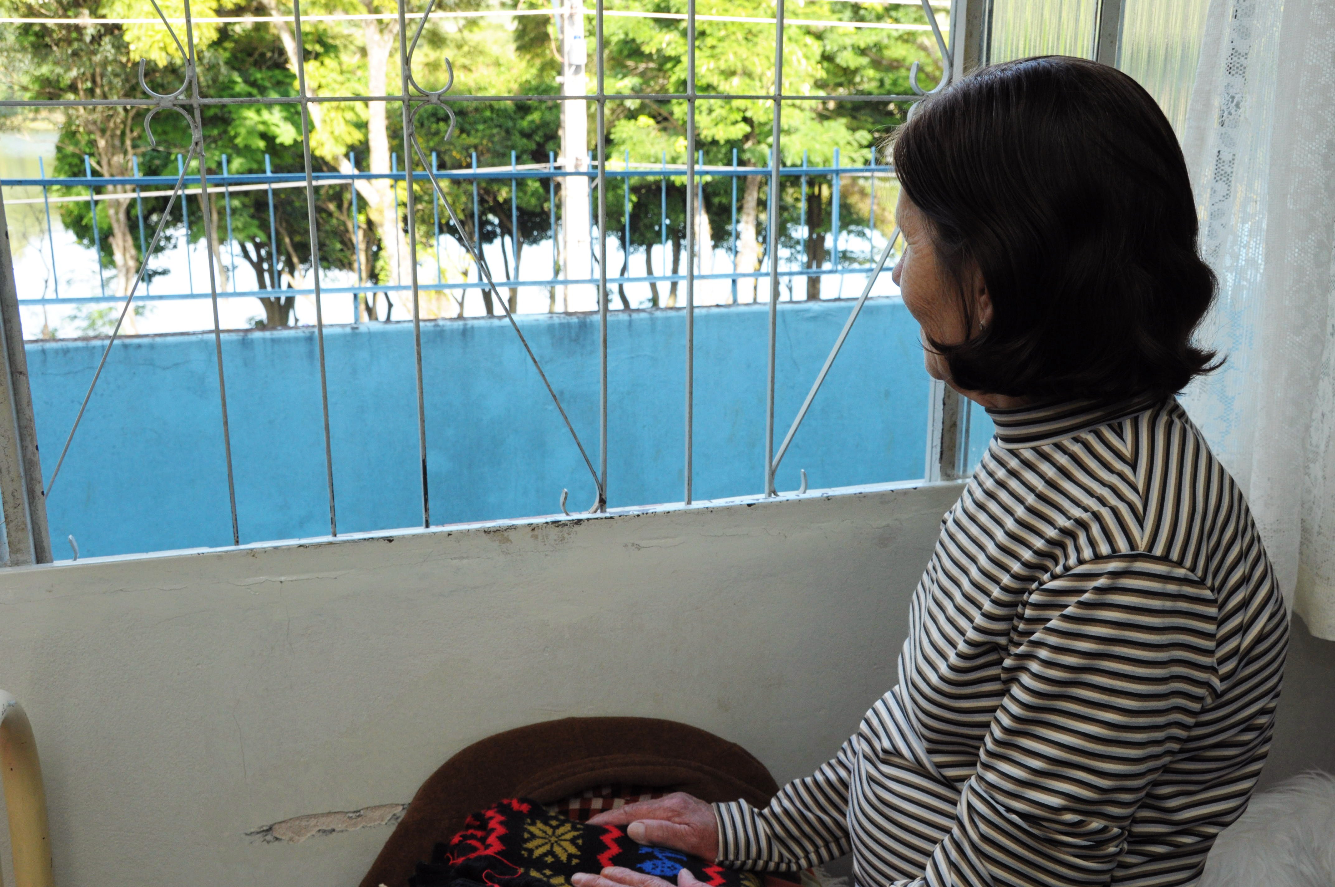 É na janela que Rosa Francisco, 64 anos, passa seus domingos: “Fico olhando as pessoas caminhar” - Abandono também é uma forma de violência