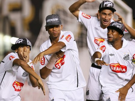 Jogadores do Santos abusam da irreverência para comemorar gol da equipe na goleada contra o Guarani, em partida válida pela Copa do Brasil.