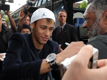Neymar se recupera e está liberado para enfrentar o Córdoba - Foto: Agências internacionais