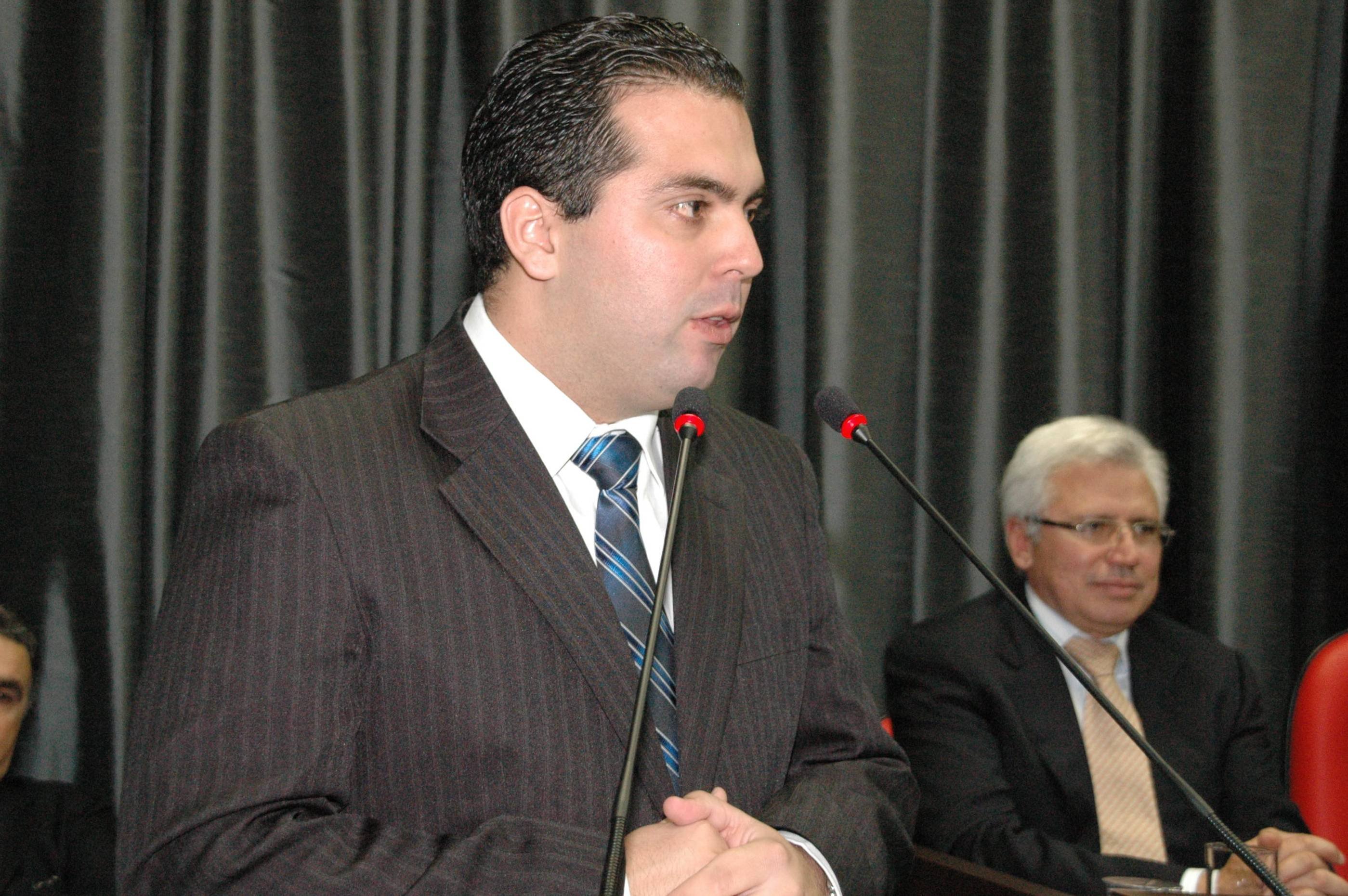 o presidente da Câmara, Alcides Ramos, ,e quem comanda o DEM no município