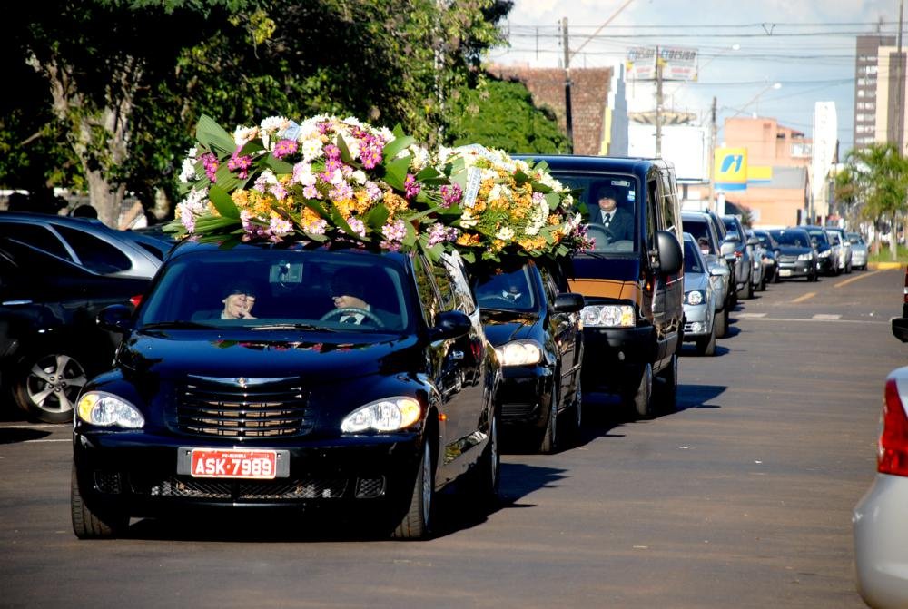Homenagens e comoção marcam enterrro do promotor Denis Pestana em Arapongas