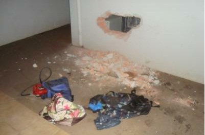 Assaltante tenta quebrar parede de banco em Bom Sucesso (Foto: Cristiano Correia/ Olho Vivo)