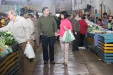Acompanhado de sua esposa Adriana, Beto comprou algumas especiarias, além de conversar com os produtores rurais.